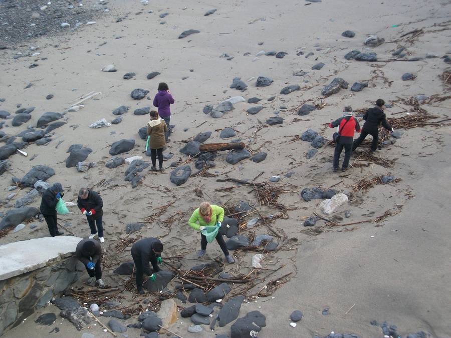 Voluntarios/as recogen datos sobre basura marina en las playas de Mutriku y Zumaia